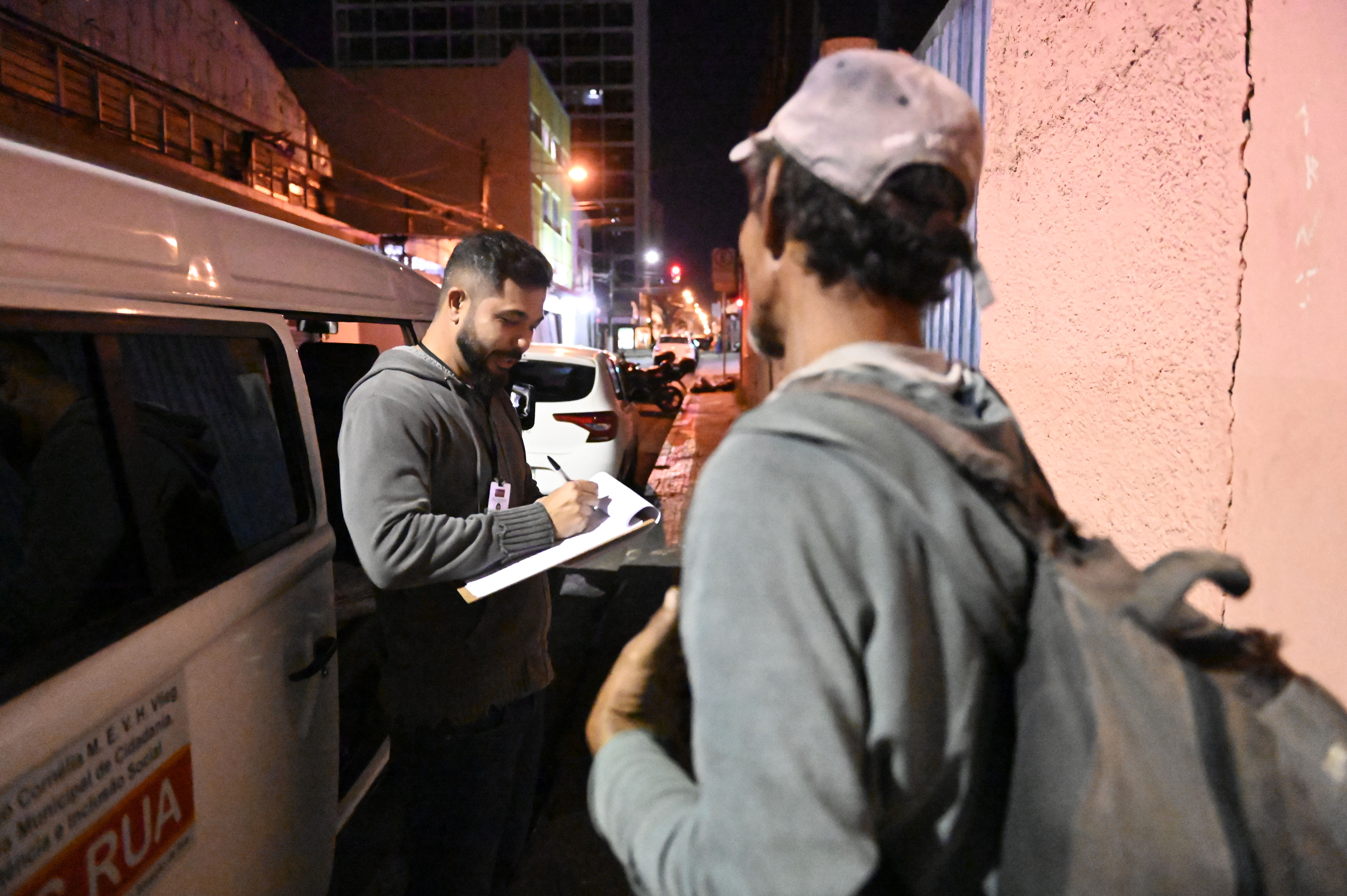 O trabalho do SOS Rua está articulado com serviços diversos como Centros Pop, CAPS AD/III, Consultório na Rua, CRAS/CREAS, Cepromm, CIC, IIRGD/Poupatempo, cartórios, INSS e SAMIM, garantindo acolhimento, documentação civil, acesso a benefícios e inserção nas políticas públicas.