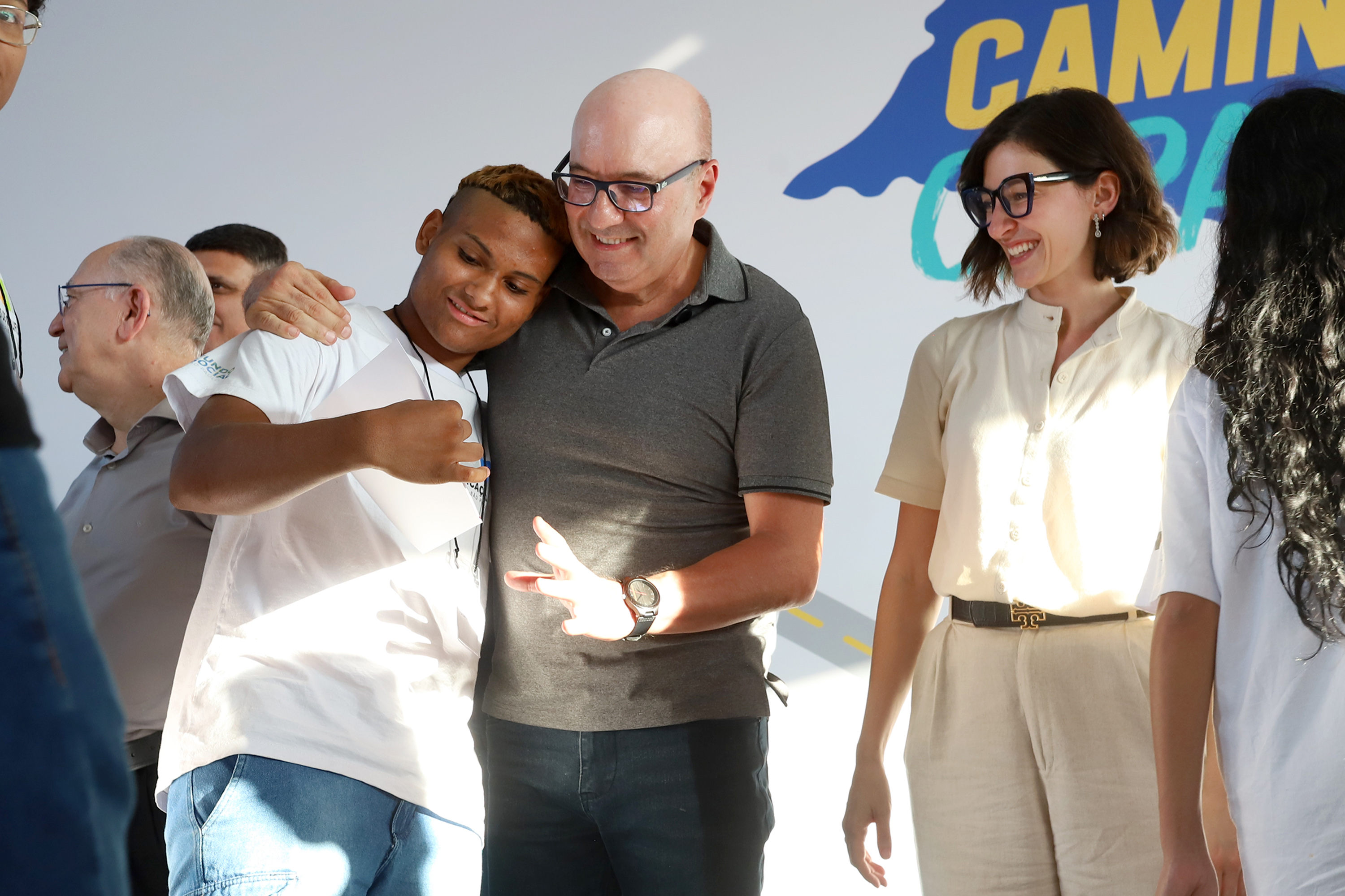 O prefeito Dário Saadi cumprimenta formando ao lado da primeira-dama Maria Giovana Fortunato