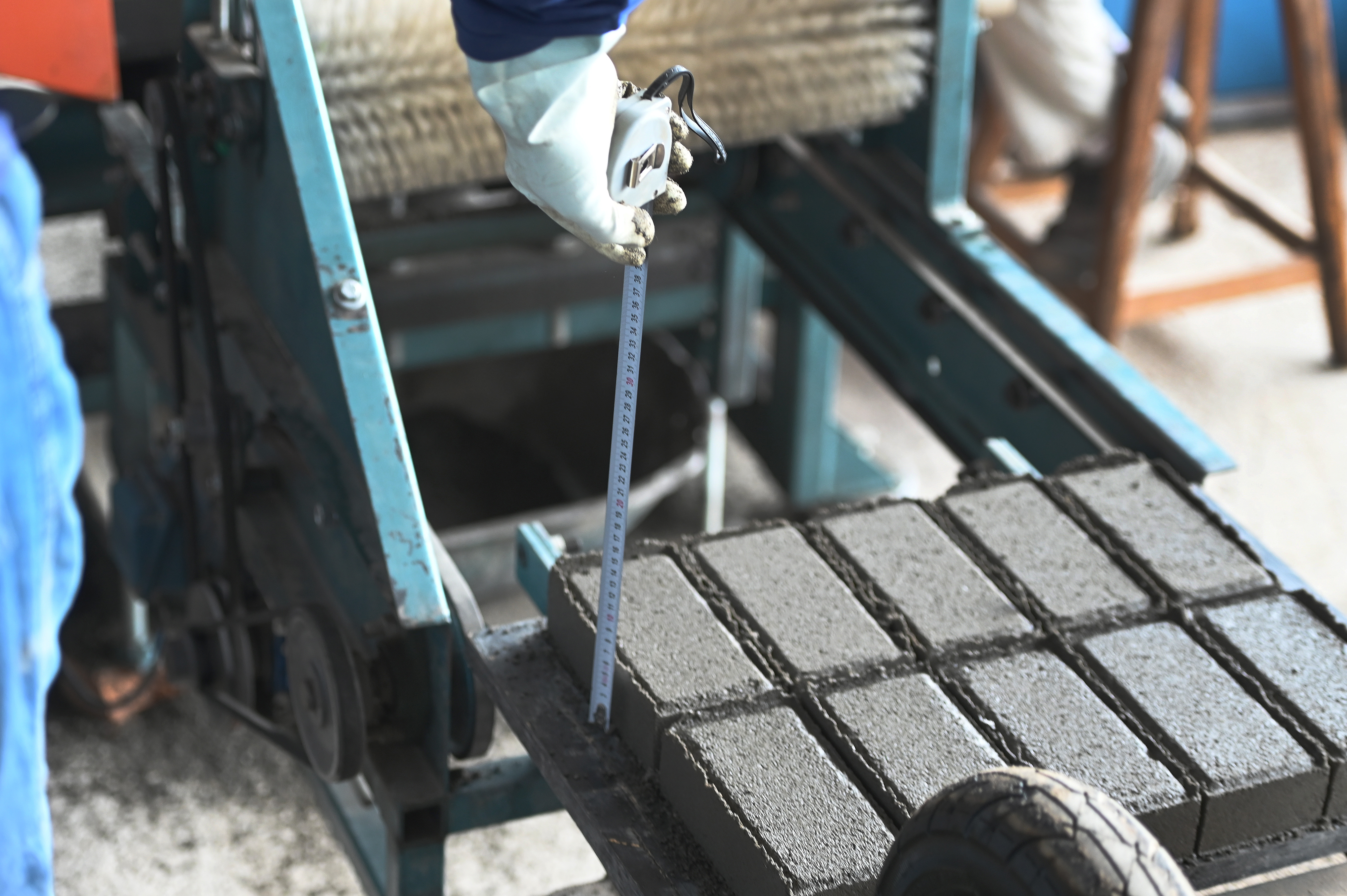 Produção própria de blocos e pisos gera economia de 40% no custo dos materiais das obras de Serviços Públicos