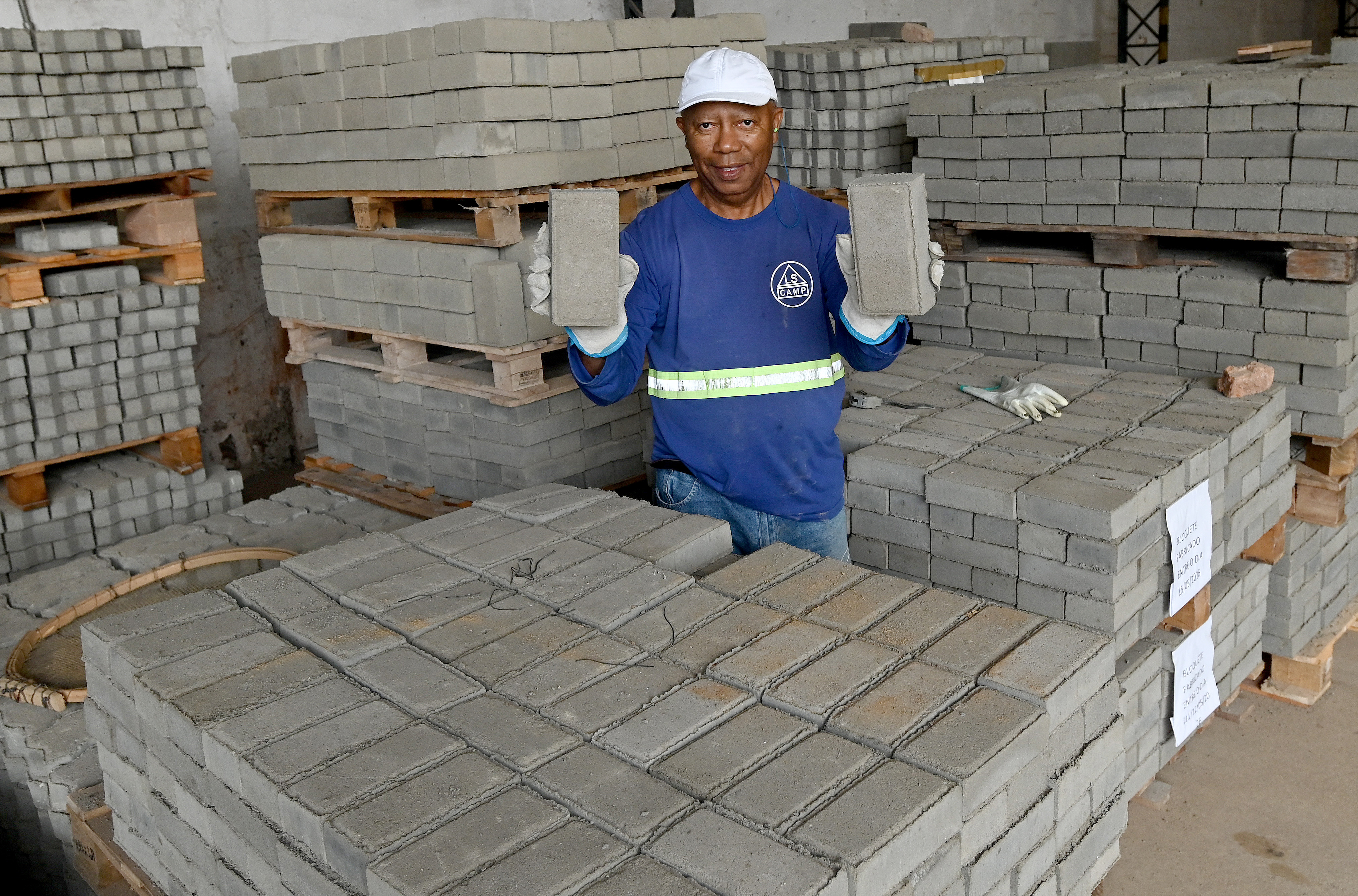  Equipamento próprio produz mensalmente cerca de 3 mil unidades de materiais de concreto que abastecem as obras públicas da cidade  