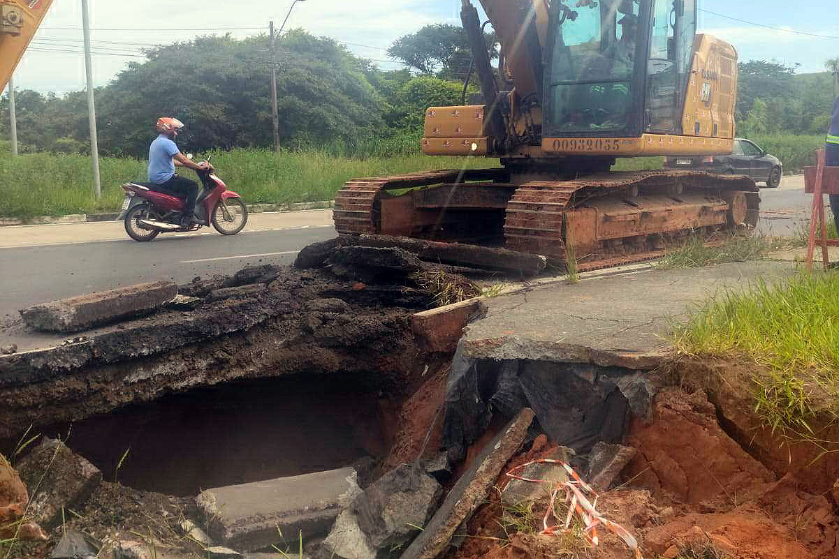 No local, as equipes atuam com escavadeira hidráulica