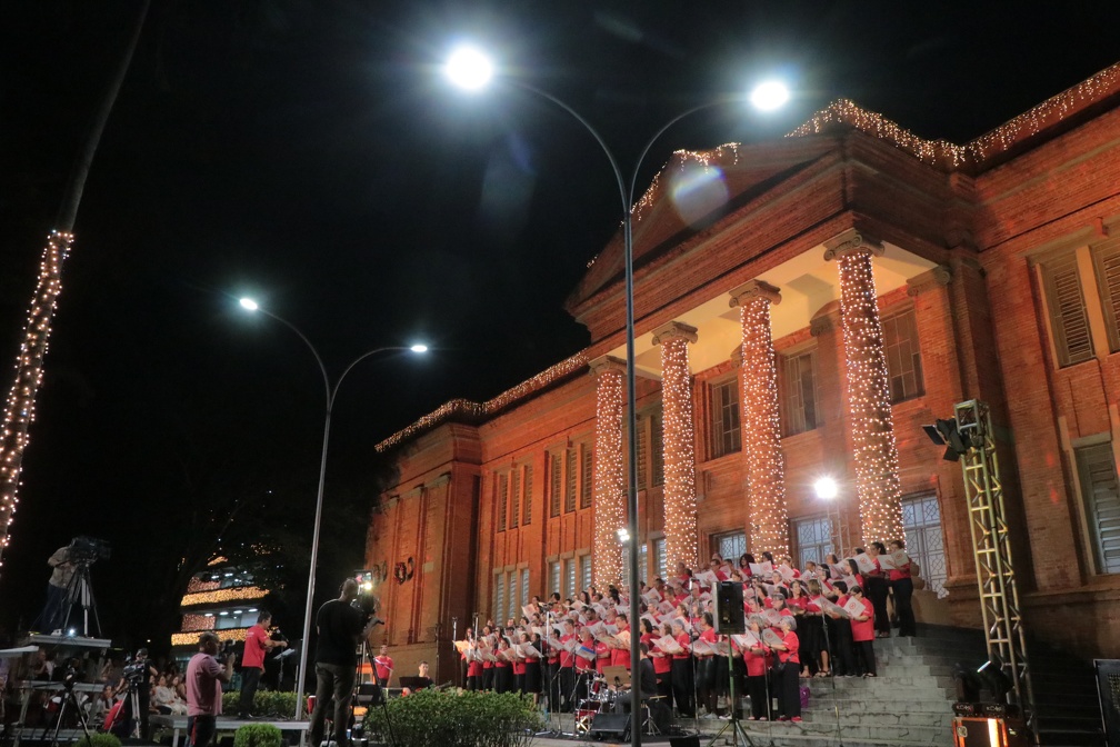 Escadaria do Mackenzie foi tomada pelas vozes do coral