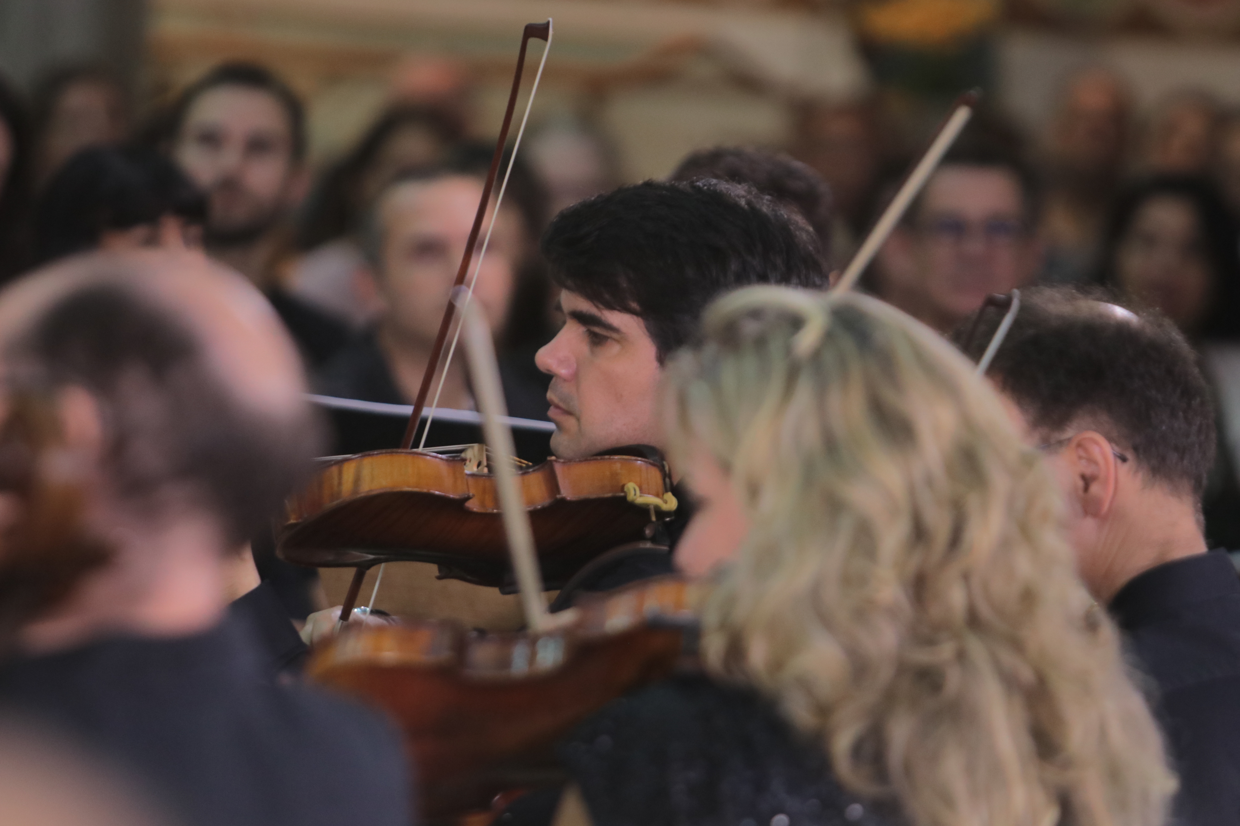 Transmissão ao vivo transforma o concerto em uma experiência aberta para toda a cidade, conectando públicos diversos à produção artística local e fortalecendo o papel da cultura como direito