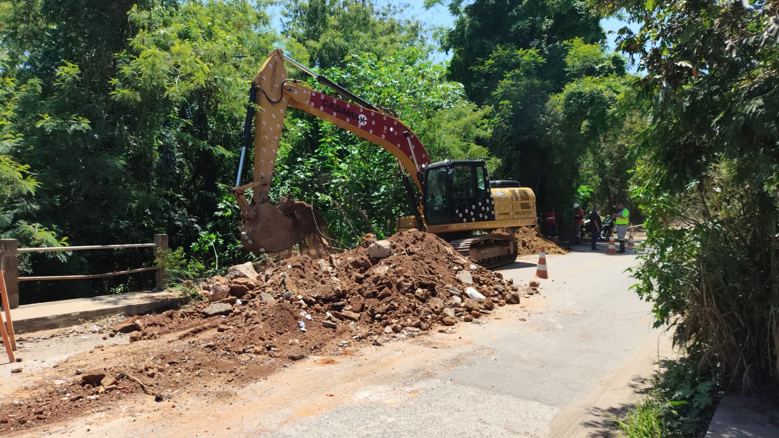 Recomposição, com terra e brita, foi feita na cabeceira da ponte sobre o córrego Piçarrão, na Estrada do Mão Branca