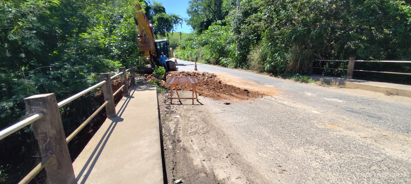 Foi utilizada escavadeira hidráulica para fazer a recomposição de terra, do leito até a cabeceira da ponte