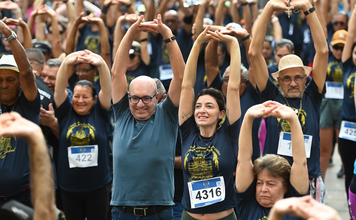 Prefeito e primeira-dama Maria Giovana fazem alongamento antes da corrida