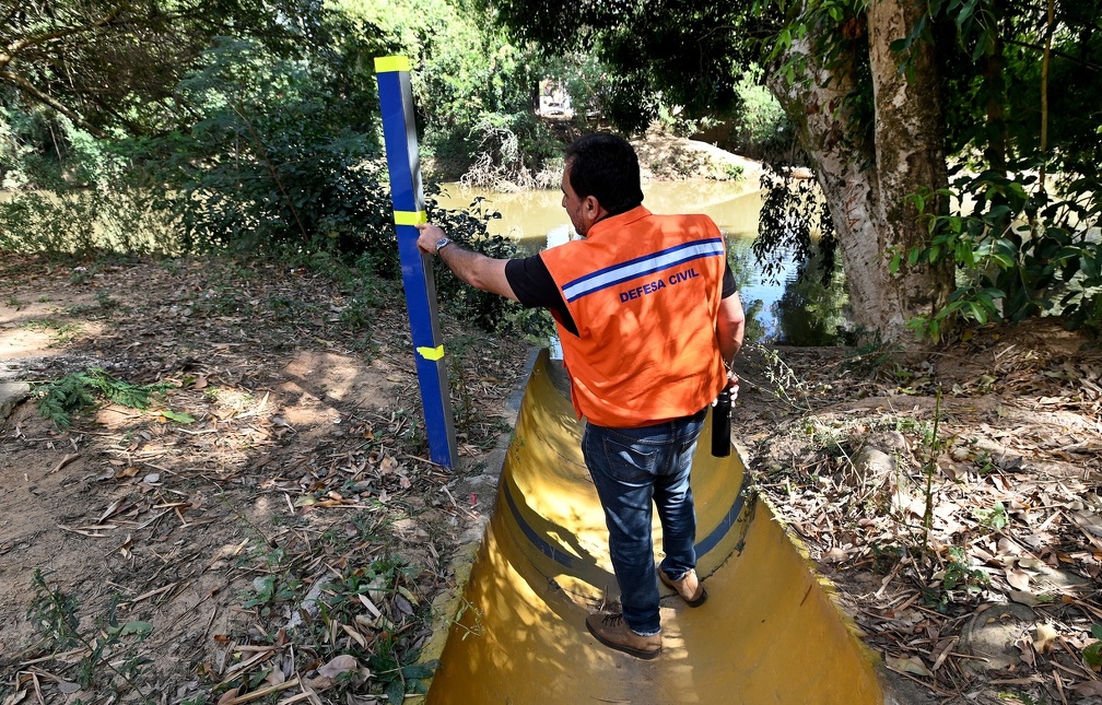 Instalação de defensas e nova régua comunitária reforçam segurança em áreas de alagamento