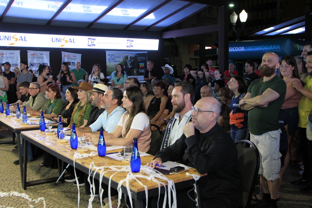 A mesa de júri foi presidida pela secretária, Adriana Flosi, e contou com dez profissionais de áreas diversas