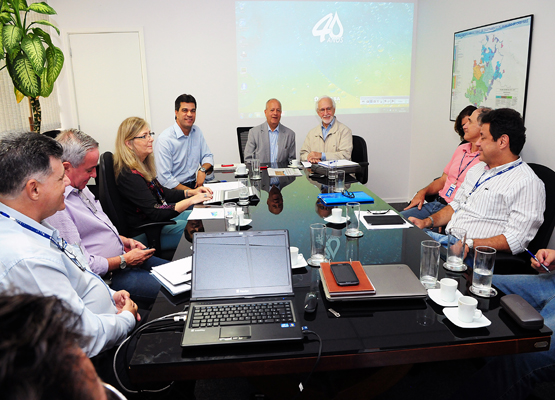 Equipe da Sanasa ouve explicações do especialista