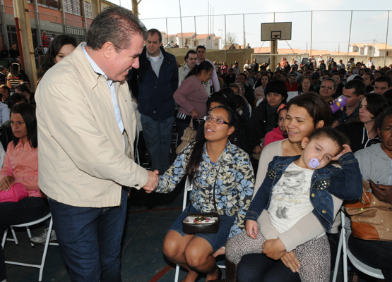 Jonas cumprimenta os presentes