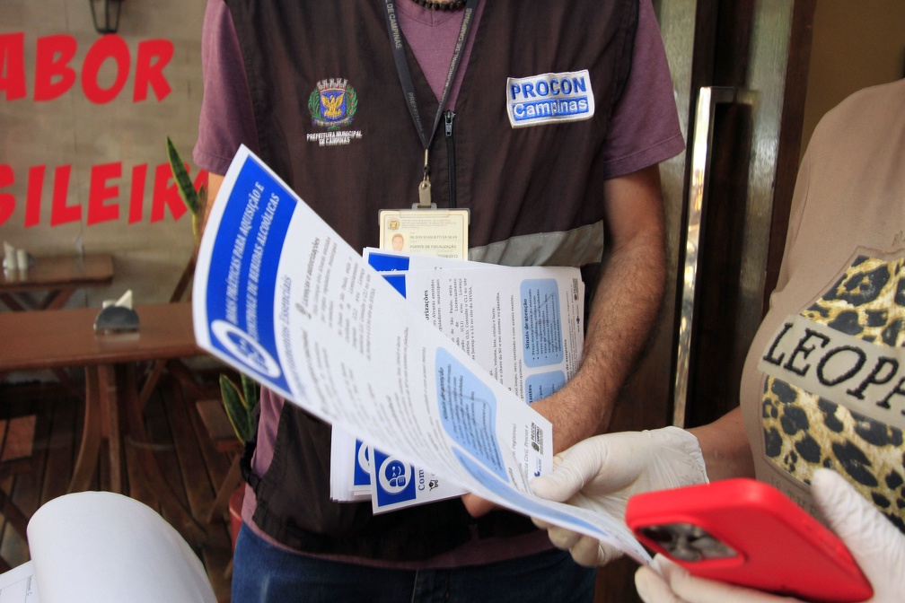 Comerciantes são orientados pelos fiscais do Procon Campinas