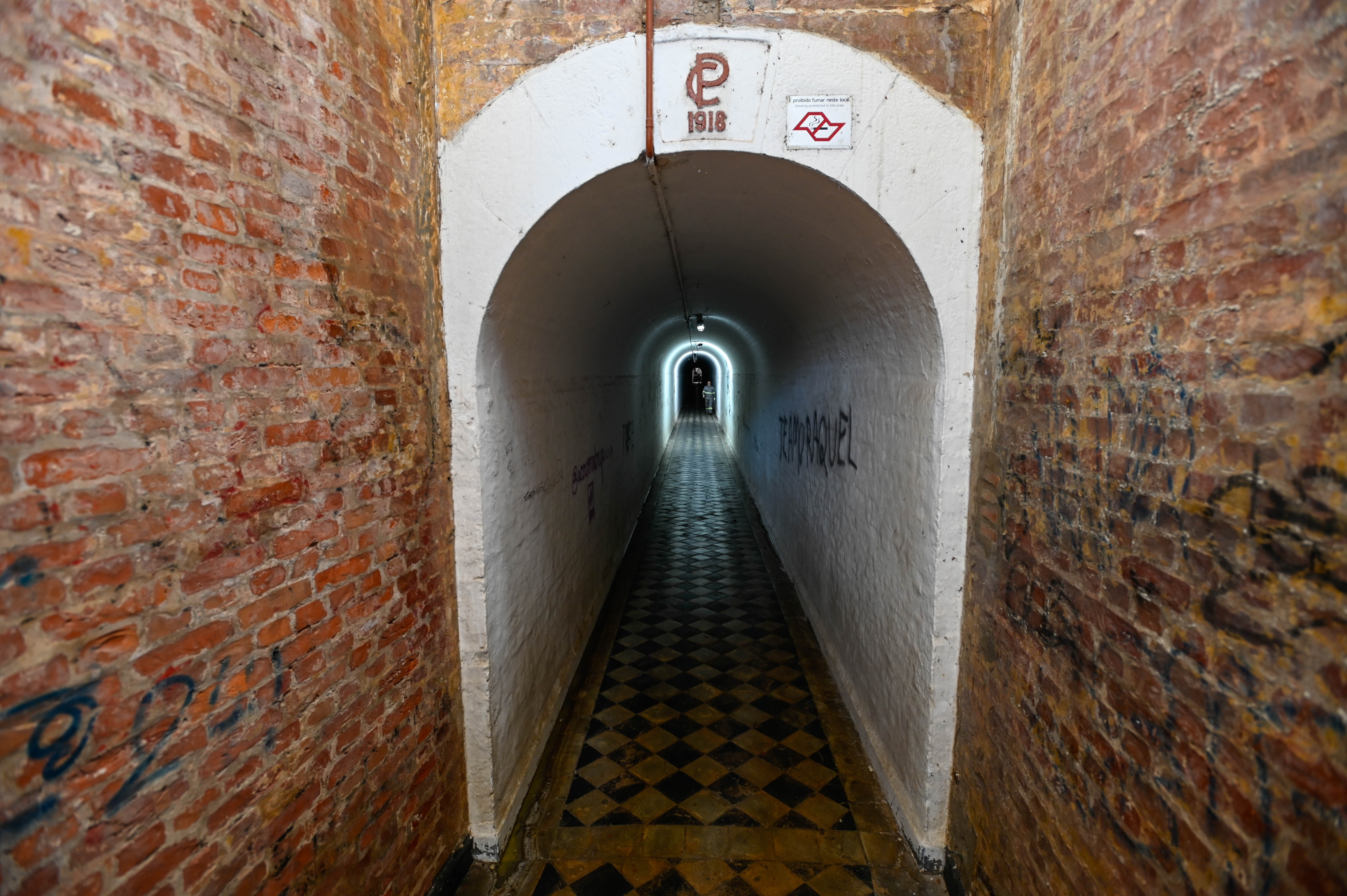 Túnel é alvo frequente de vandalismo, ação que prejudica o uso do espaço para encurtar o trajeto entre o Centro e a Vila Industrial