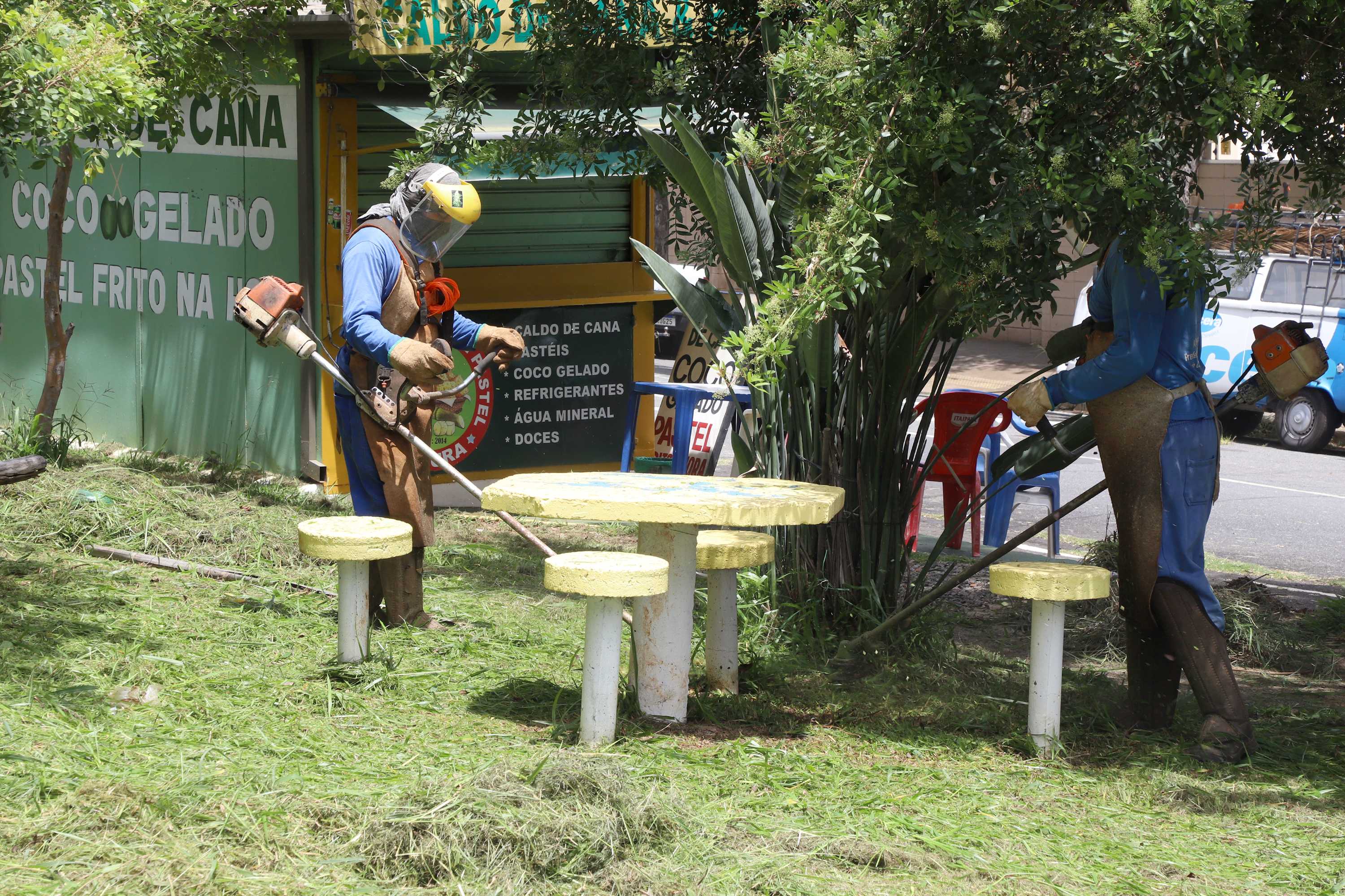 Equipes focaram na limpeza de canteiros centrais, praças, além da recolha de itens descartados pelos moradores na frente de casa por meio da operação cata-treco