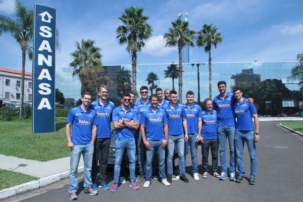 Pose na fachada da patrocinadora...