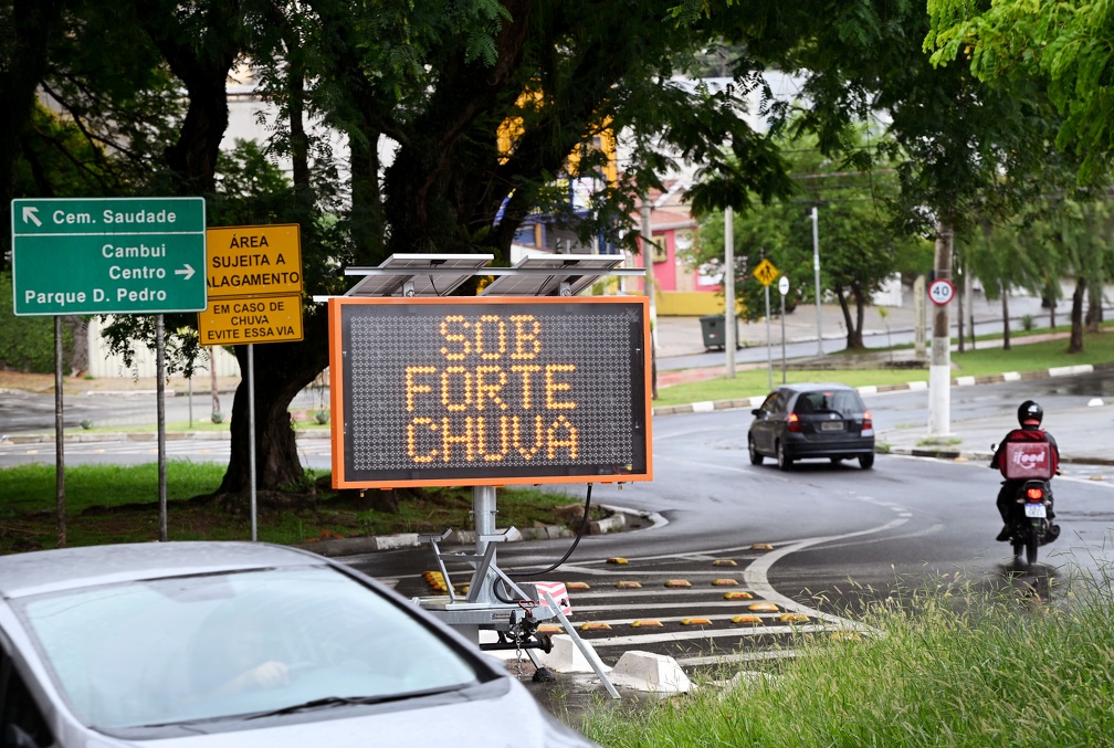 Painéis eletrônicos da cidade também foram acionados para alertar sobre os pontos de alagamento
