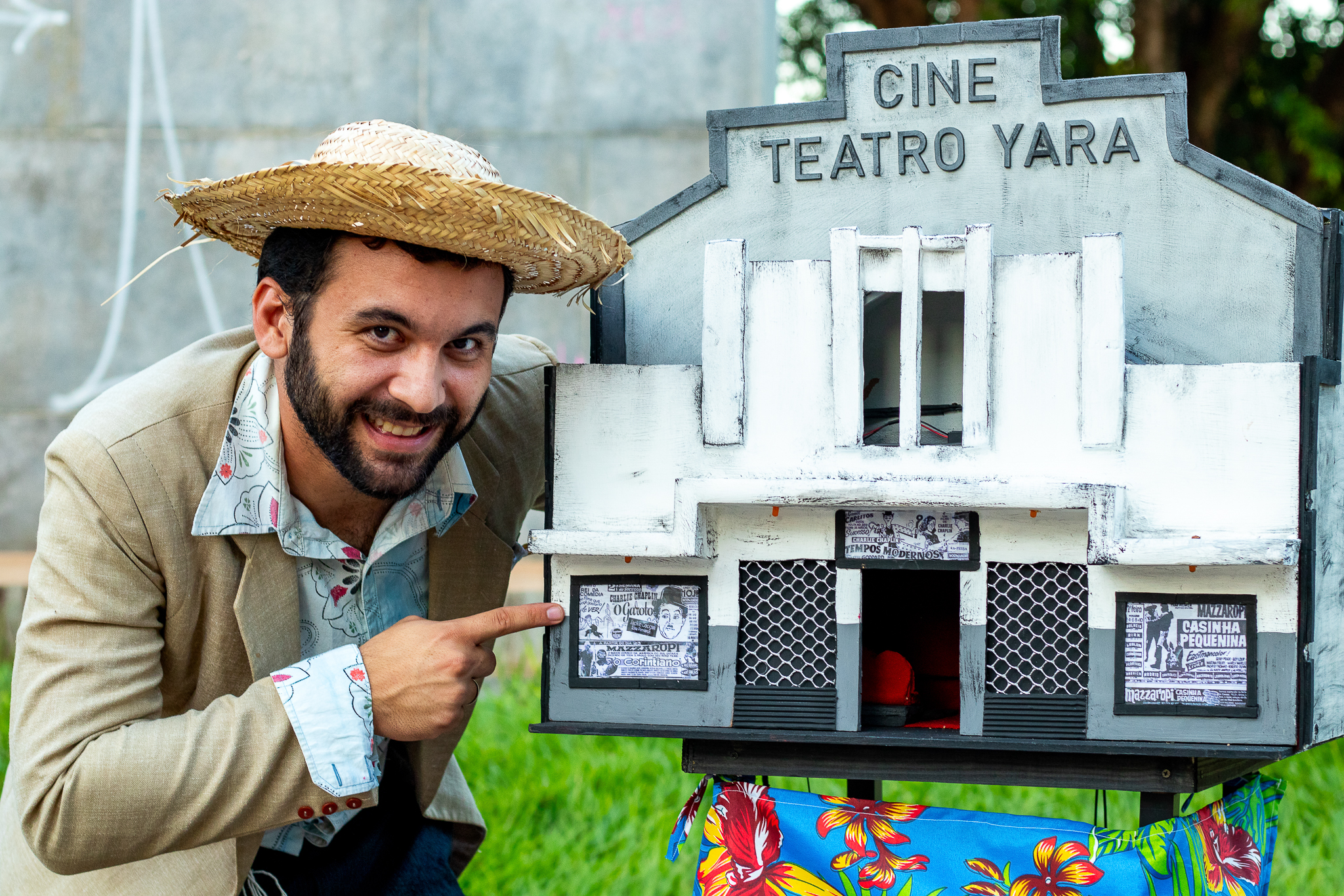 A peça “Nós da Terra" é um teatro lambe-lambe (em miniatura) exalta as memórias, os saberes e as manifestações populares do universo caipira.