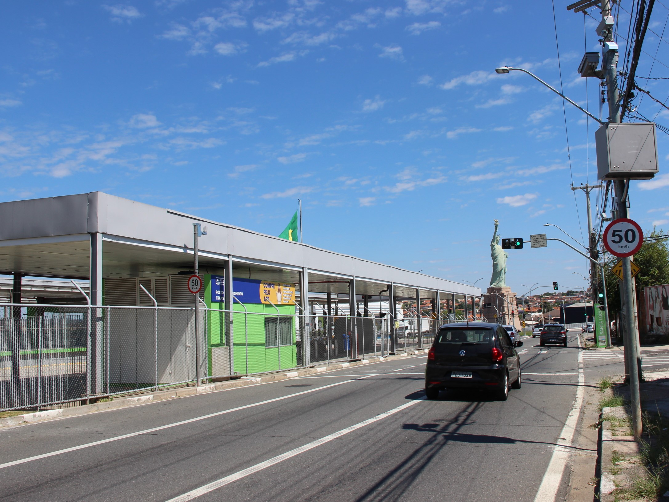 Equipamentos foram instalados no entorno de terminais e estações BRT para proteção aos usuários do transporte público durante as travessias
