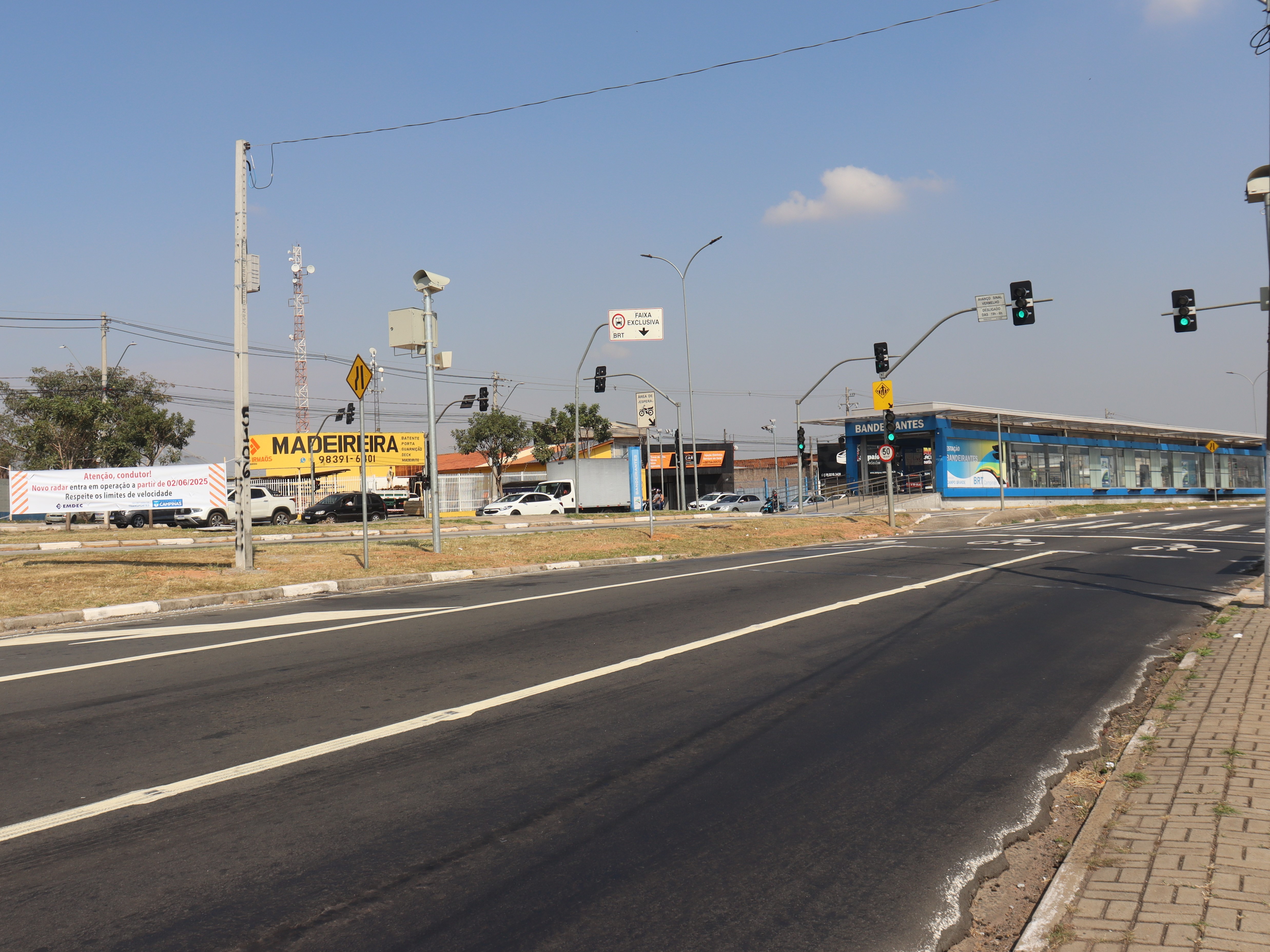 Radares identificam e autuam situações de excesso de velocidade, avanço semafórico e parada sobre a faixa de pedestres