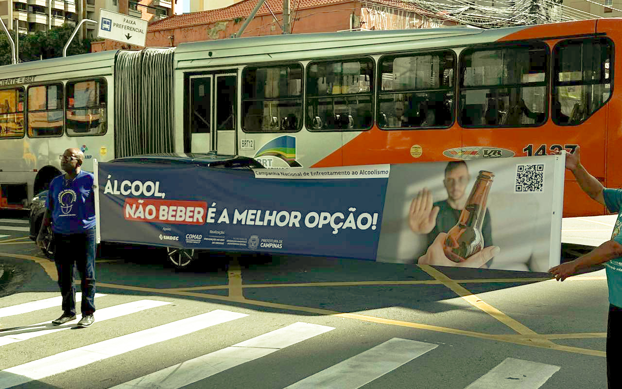 Integrantes da campanha exibiram faixas e abordaram pedestres e motoristas