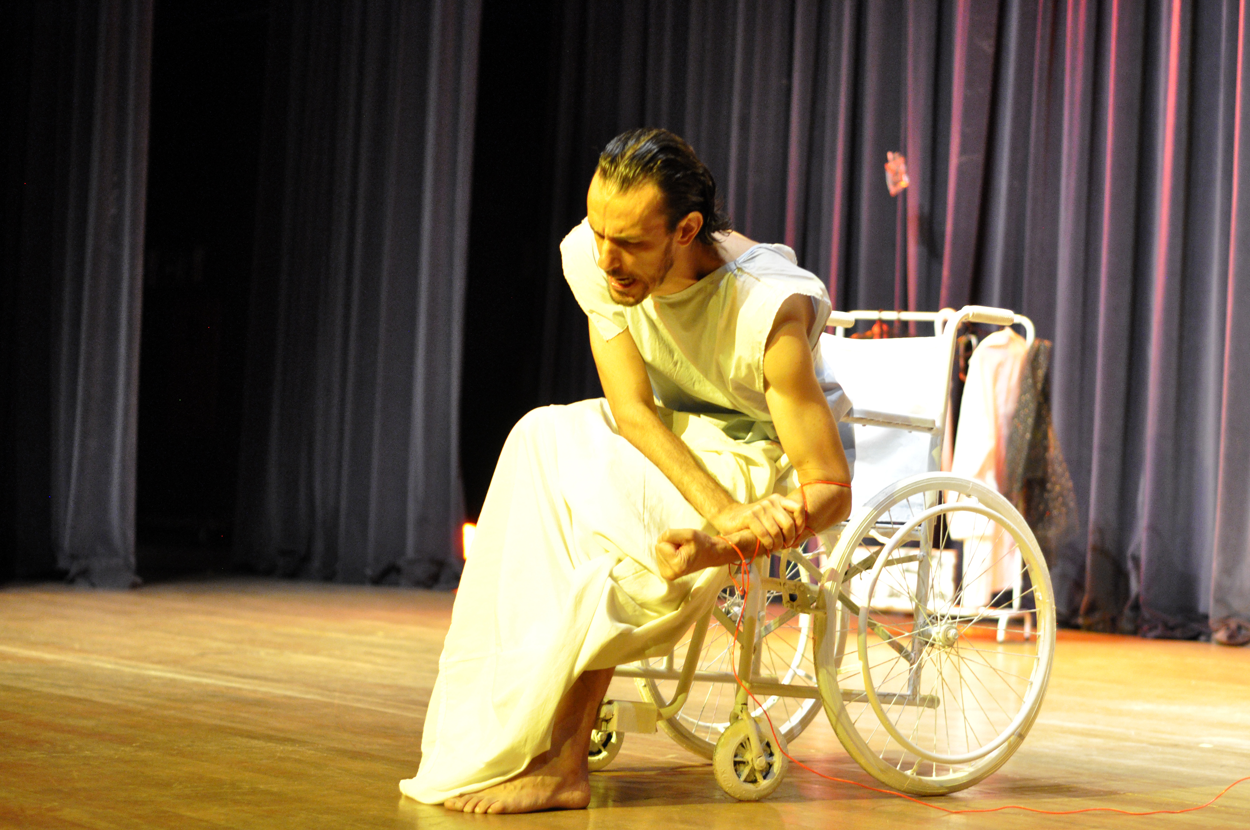 Peça constrói jornada pelas encruzilhadas entre vida e morte levantando questionamentos 