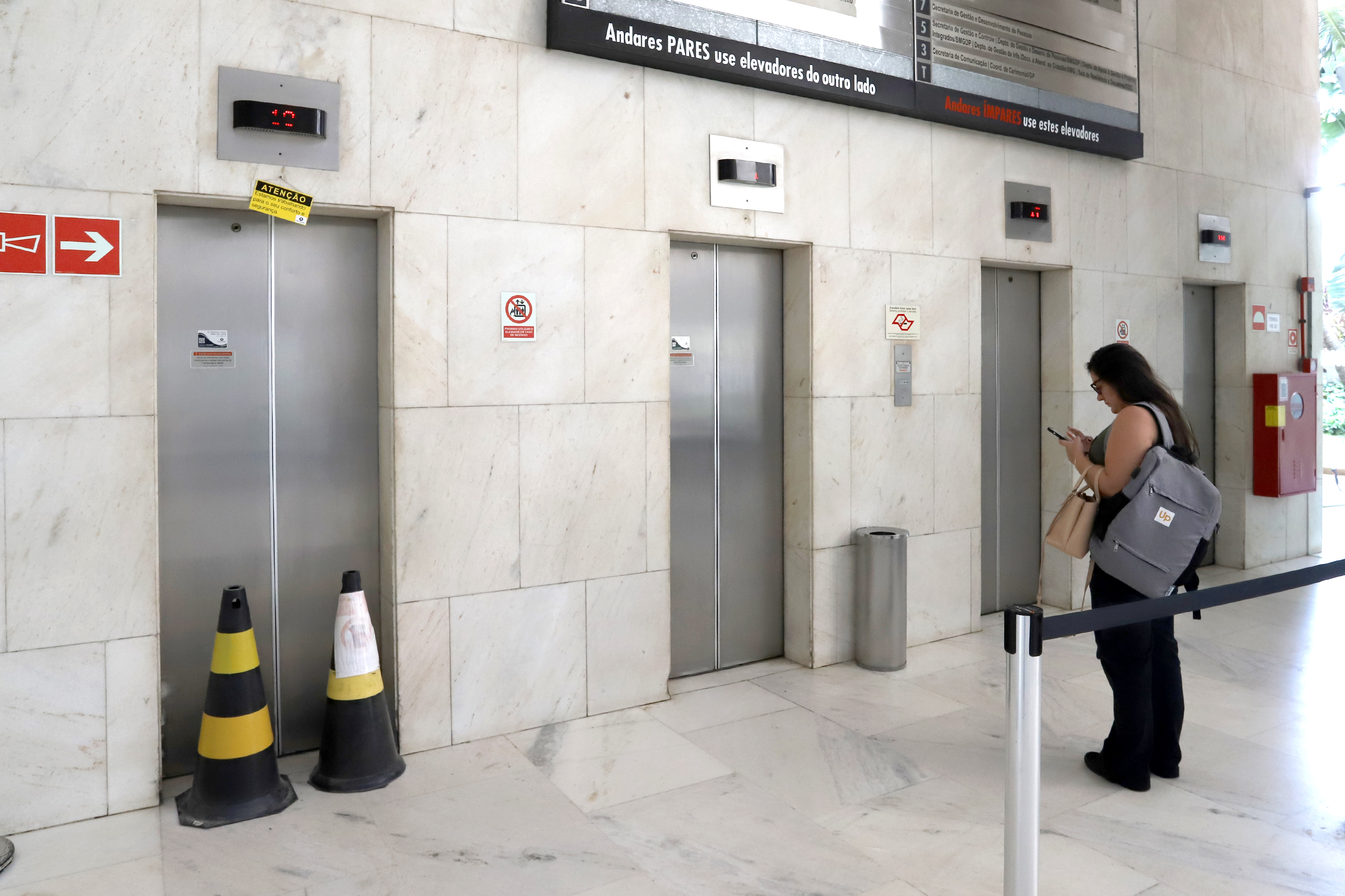 O Paço Municipal de Campinas conta com 12 elevadores, sendo 10 por tração elétrica, instalados na época da construção do edifício, em 1969, e dois por pistão hidráulico, implantados por volta do ano 2000