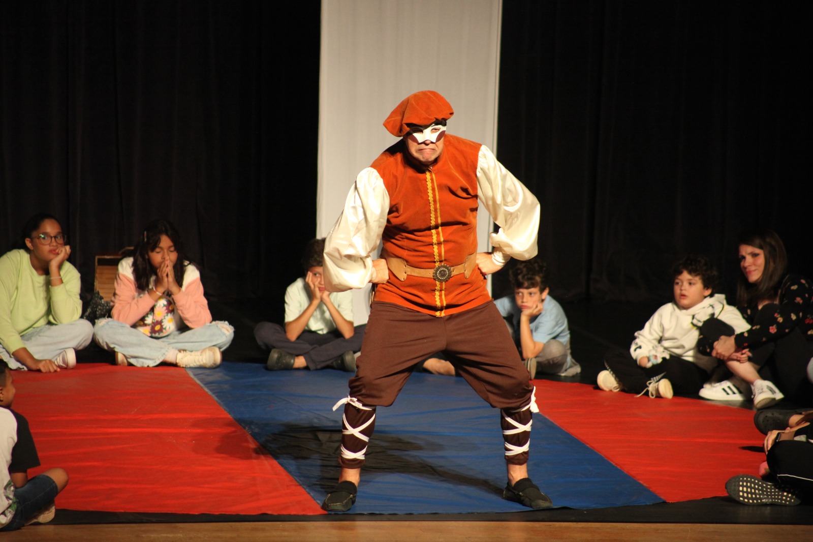 Espetáculo infantil reinventa de forma interativa e poética o clássico “Os Músicos de Bremen”