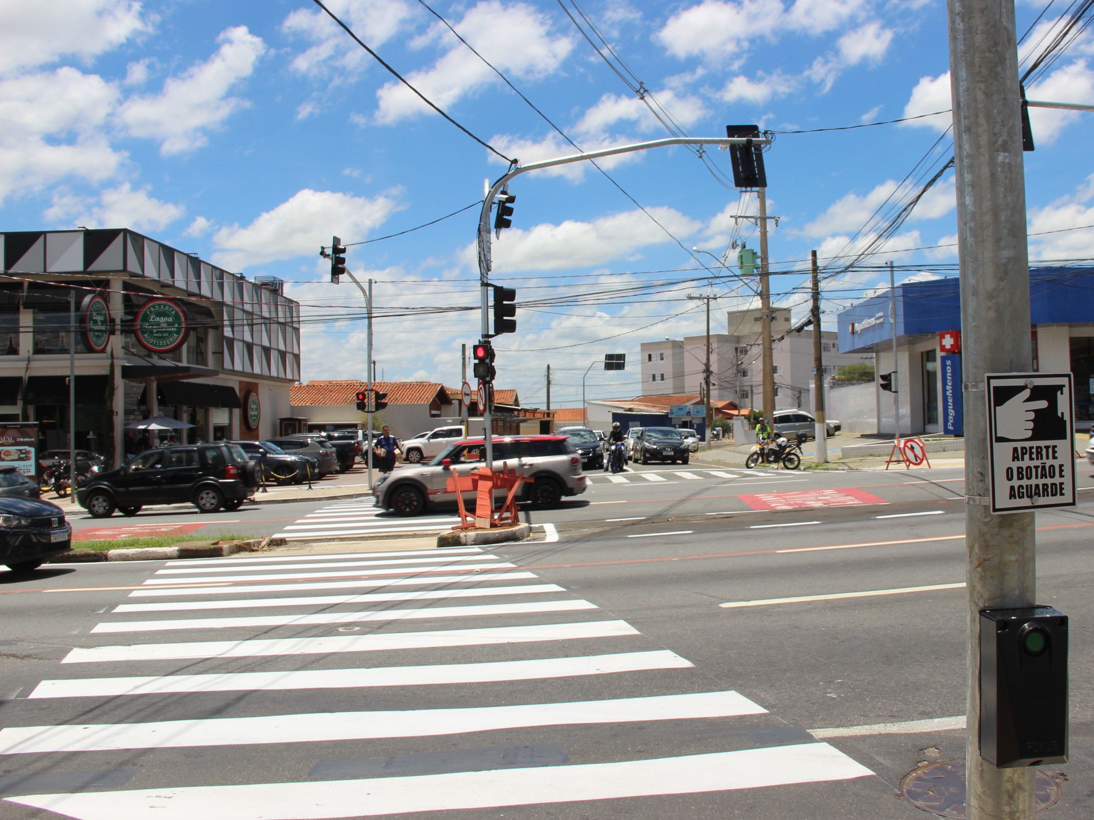 Na Vila Bela Vista, semáforos com botoeiras miram na proteção e segurança dos pedestres
