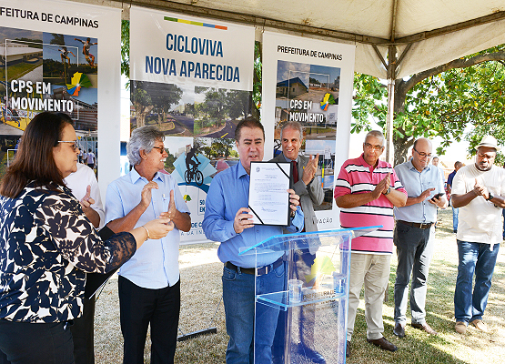 Prefeito mostra ordem de serviço para novas ciclovias