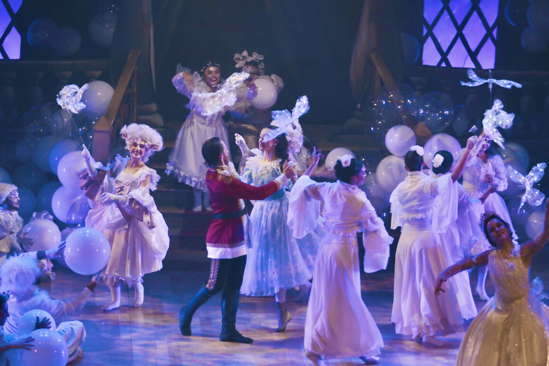 Apresentação reuniu 56 artistas locais, coro e orquestra no palco 