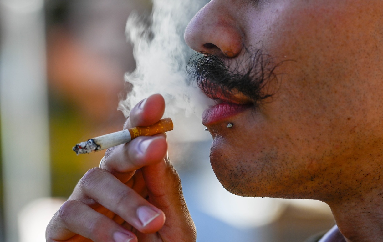 A OMS classifica o tabagismo como uma doença pediátrica, já que a maioria dos fumantes inicia o uso do tabaco antes dos 19 anos