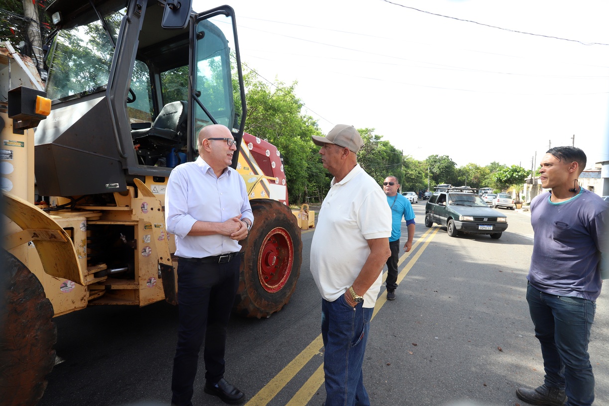 Prefeito acompanhou atividades e conversou com trabalhadores 