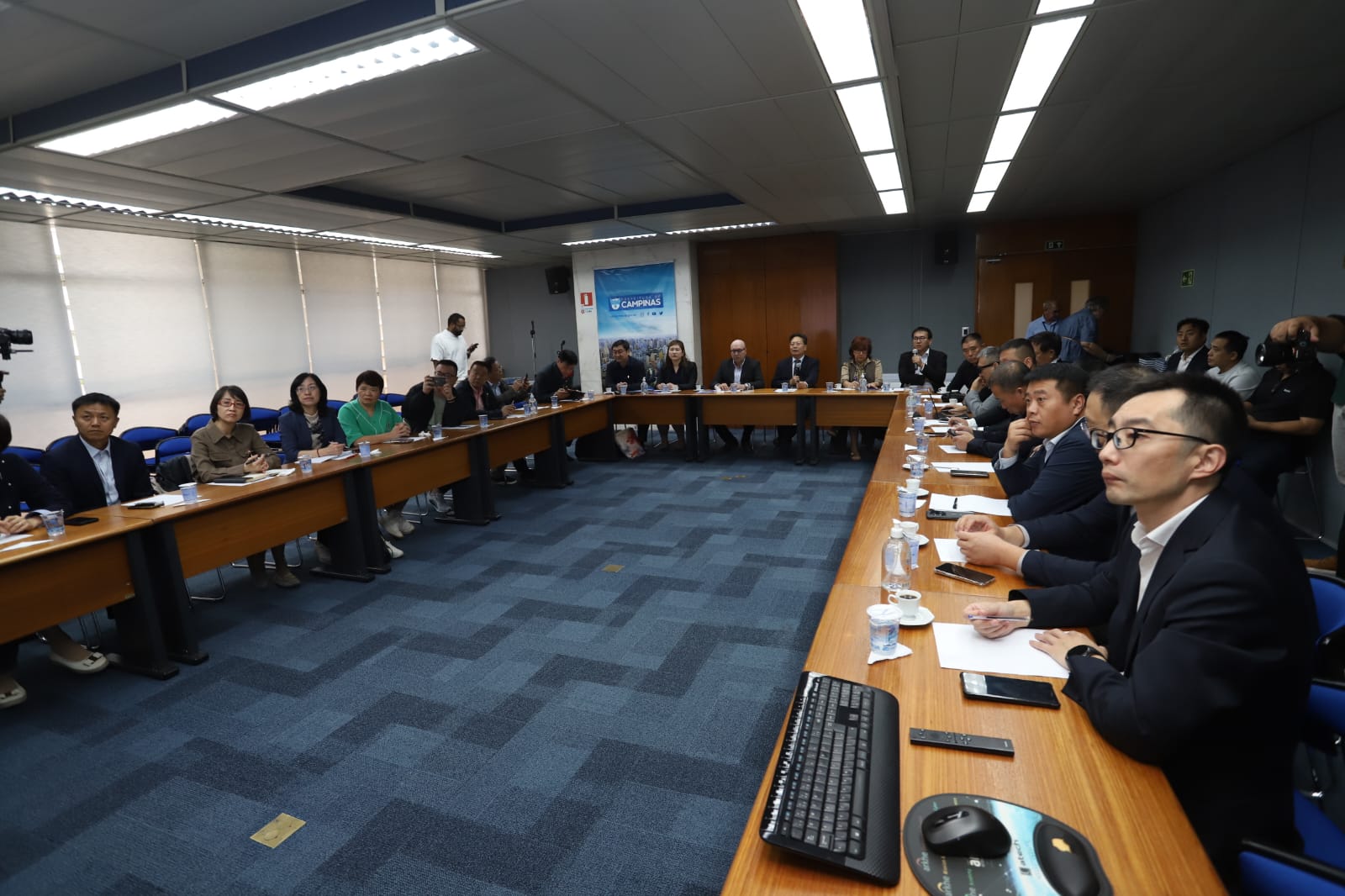 A comitiva de empresários chineses do setor agrícola foi recebida na Sala Azul da Prefeitura