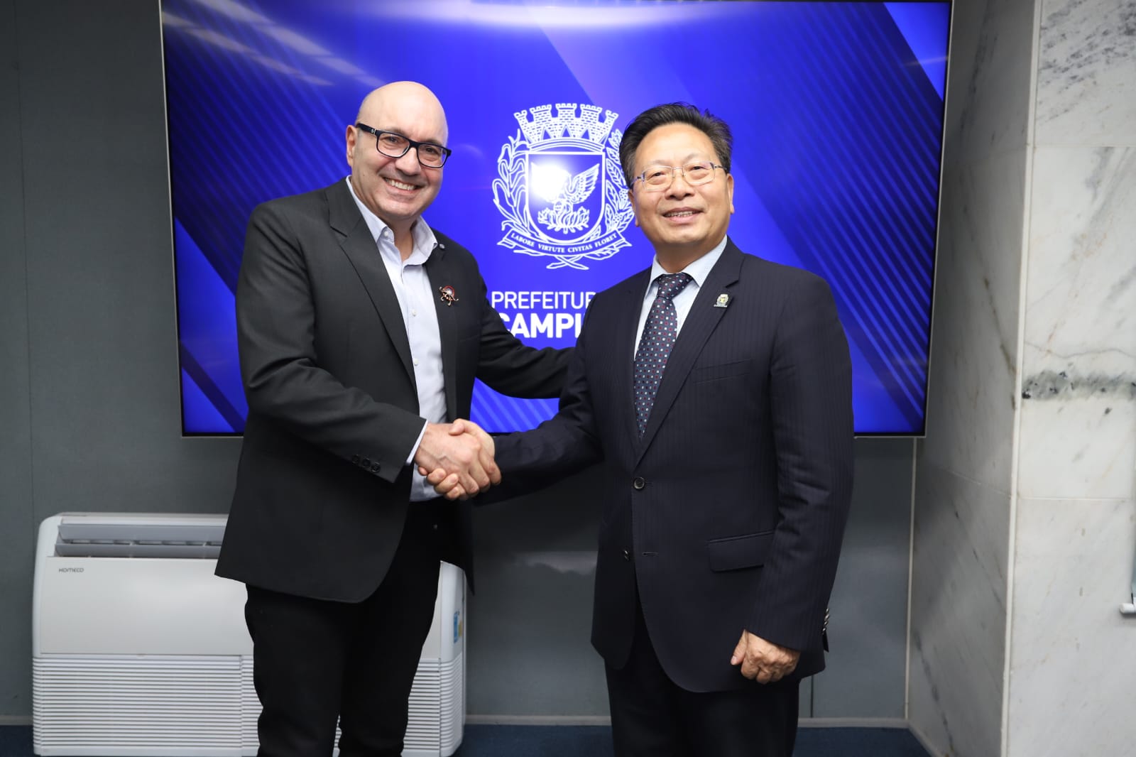 Prefeito Dário Saadi cumprimenta o presidente da China Animal Agriculture Association, Cai Huiyi