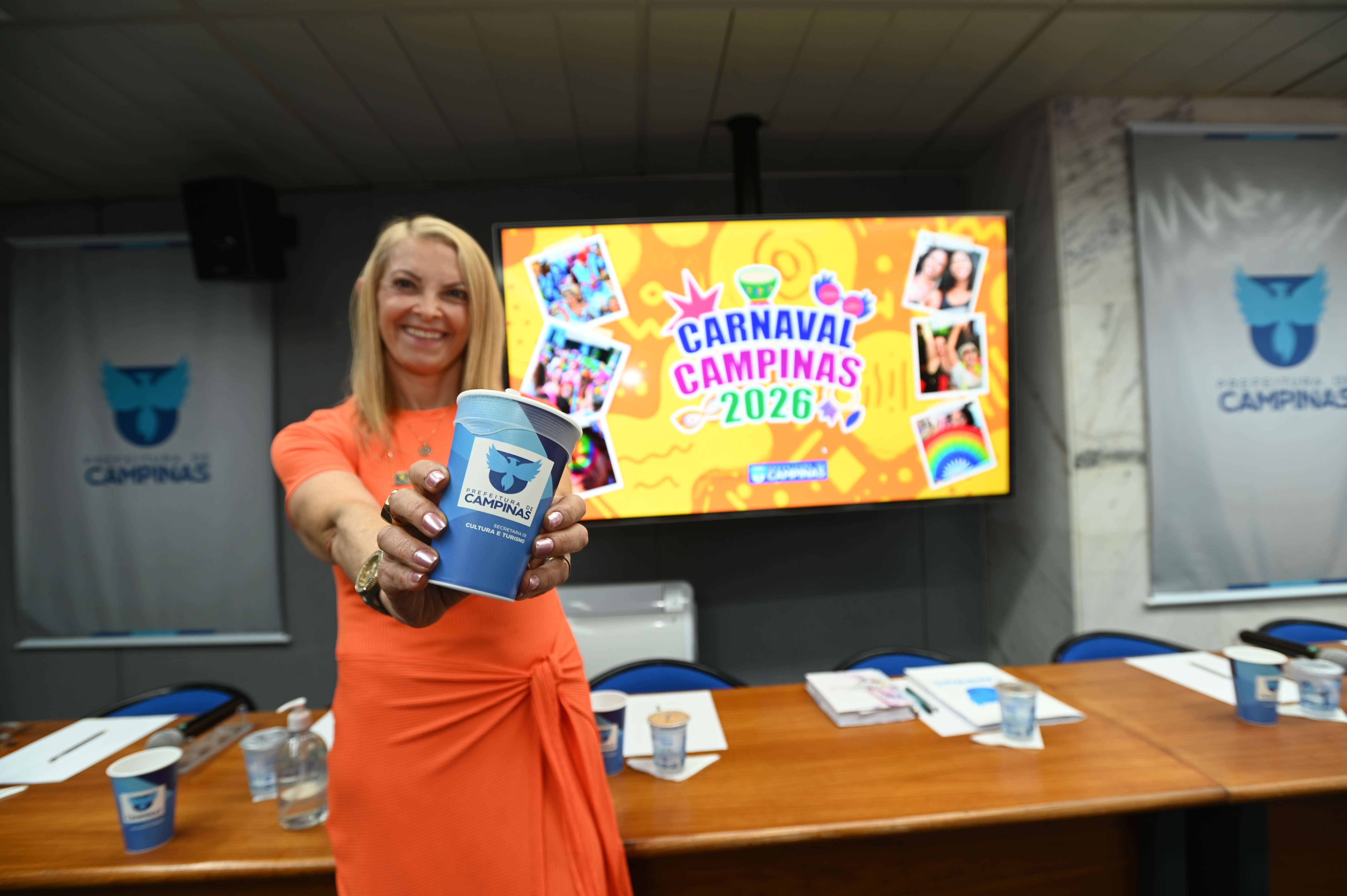 A secretária de Cultura e Turismo, Alexandra Caprioli, mostra tampa de silicone que será distribuída no Carnaval de Campinas: iniciativa pioneira