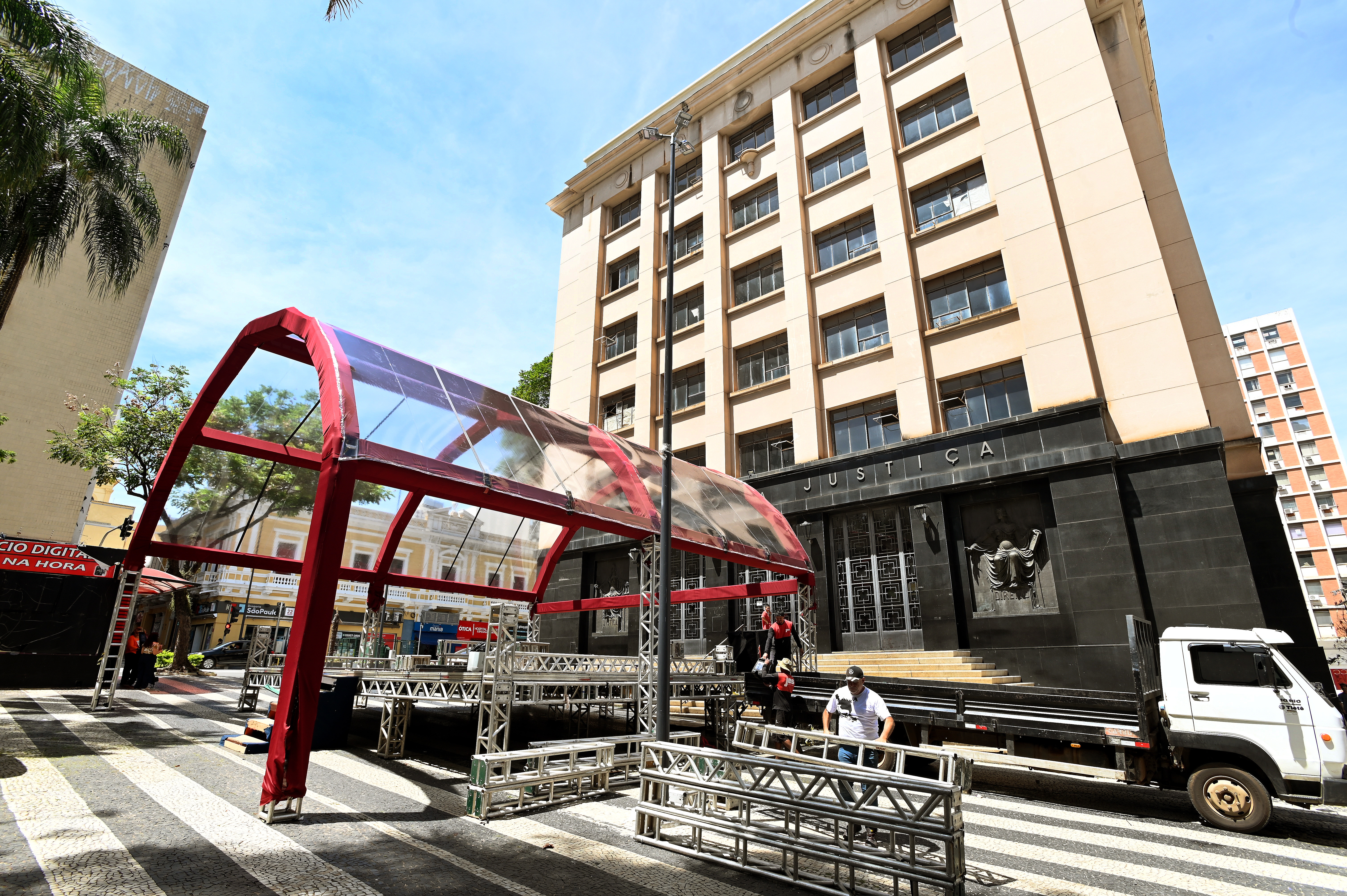 Decoração natalina irá se estender ao Palácio da Cidade, na praça Guilherme de Almeida