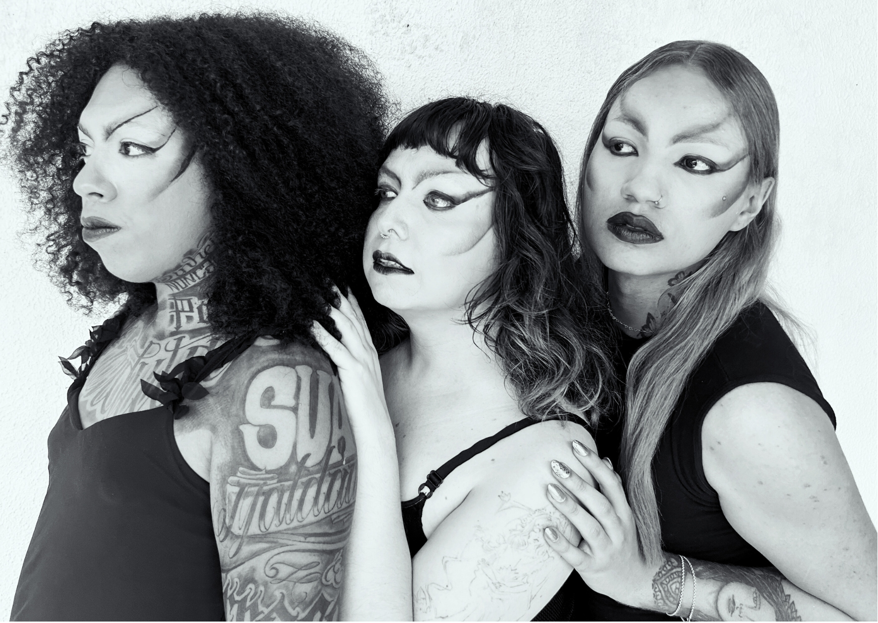 No espetáculo, três Moiras atravessam eras e territórios para recontar – com fúria, humor e volúpia – o mito de Helena de Troia