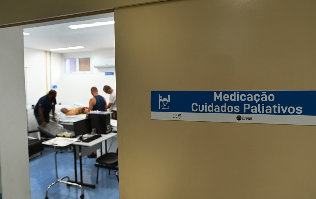 A equipe de Cuidados Paliativos faz uma reunião com a família para determinar os melhores cuidados e tratamentos em cada caso