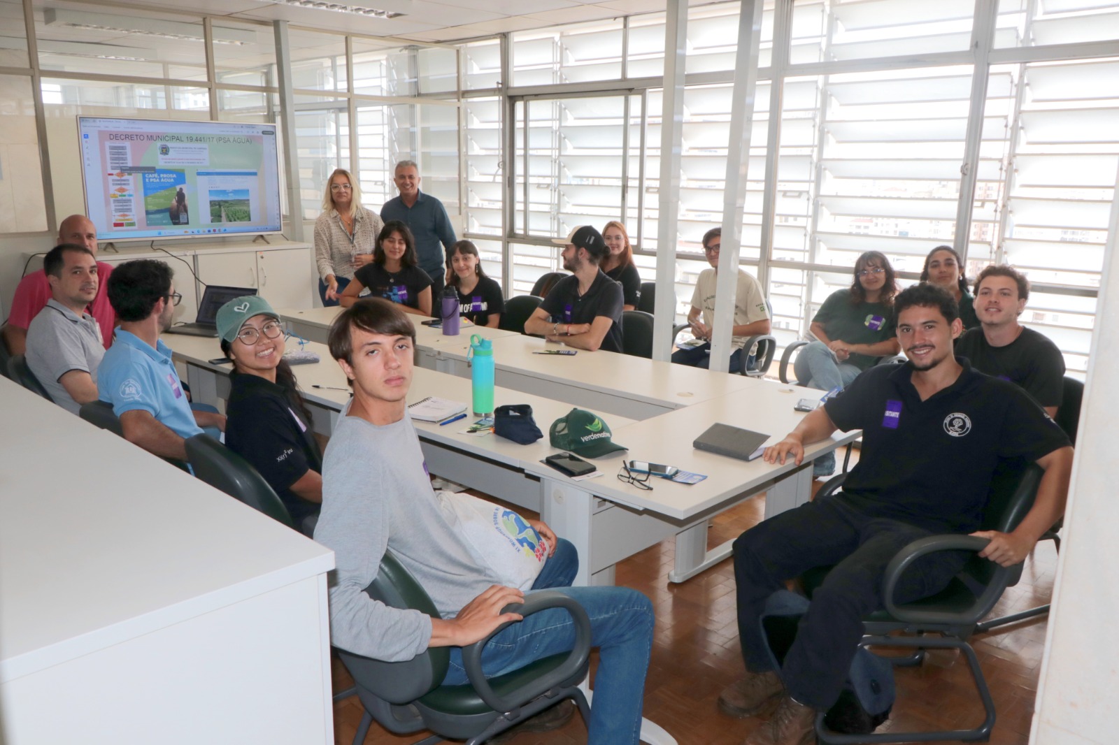 Braz Adegas e Marcela Pupin recepcionam grupo de estudantes