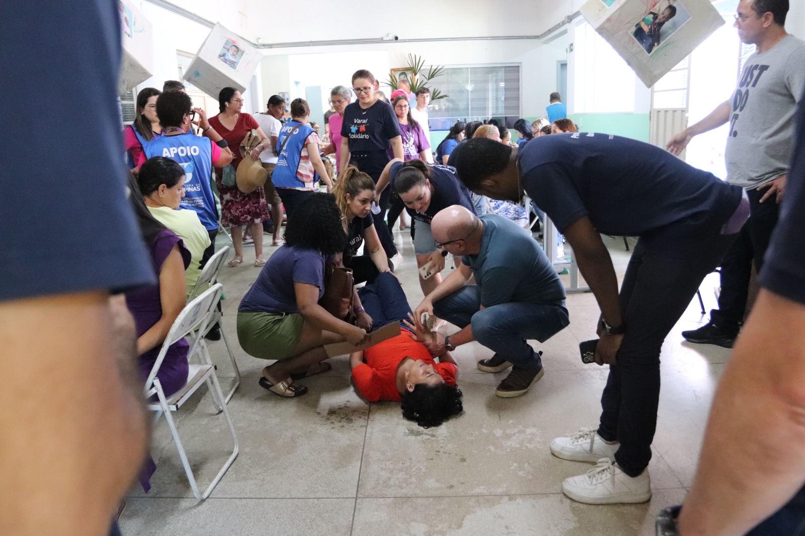 Prefeito checou sinais vitais e consciência da moradora enquanto ela se recuperava