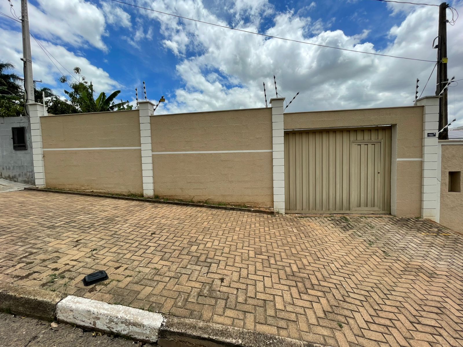 Terreno à venda está cercado com muros e portão