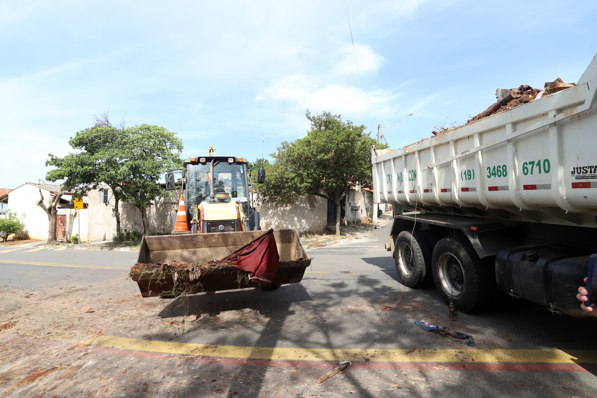 Ação inclui coleta de descarte irregular de resíduos em ruas