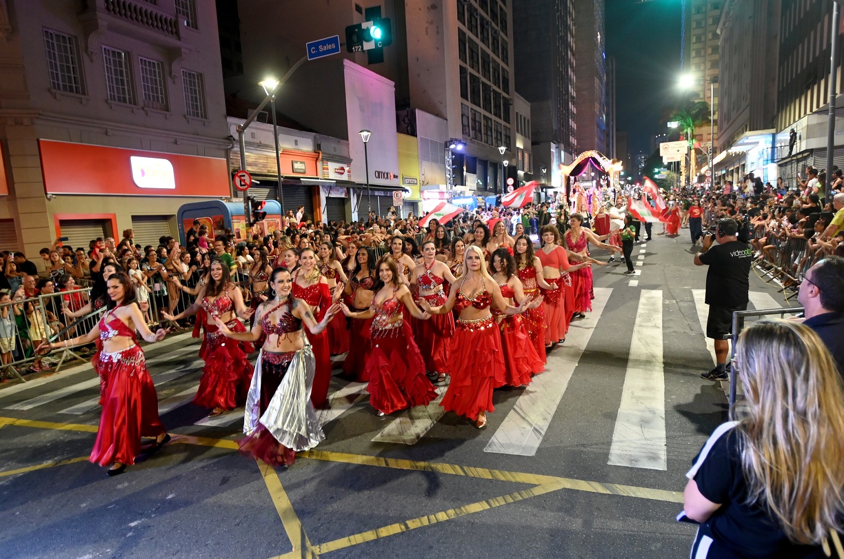 Desfile contou alas temáticas natalinas