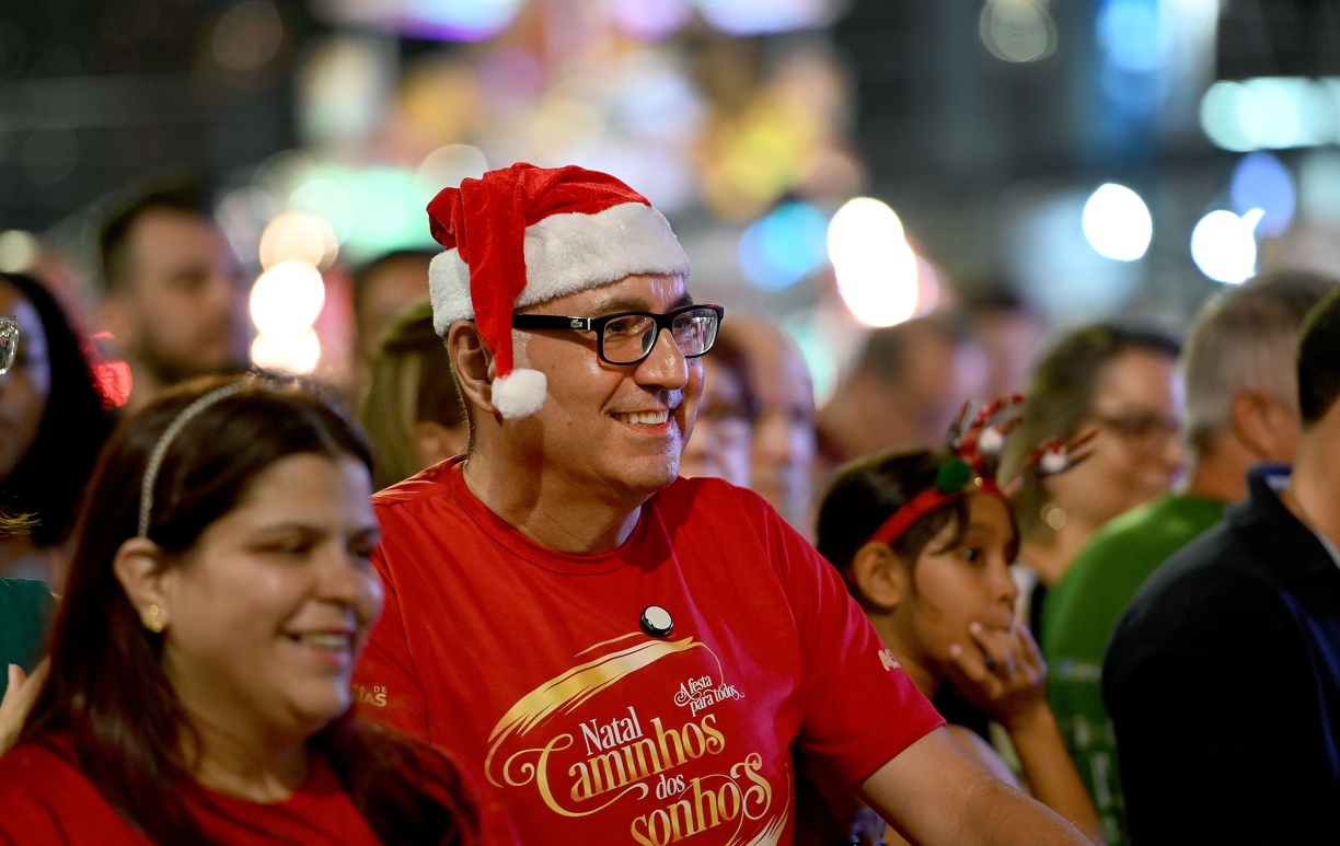 O prefeito Dário Saadi marcou presença na Parada de Natal