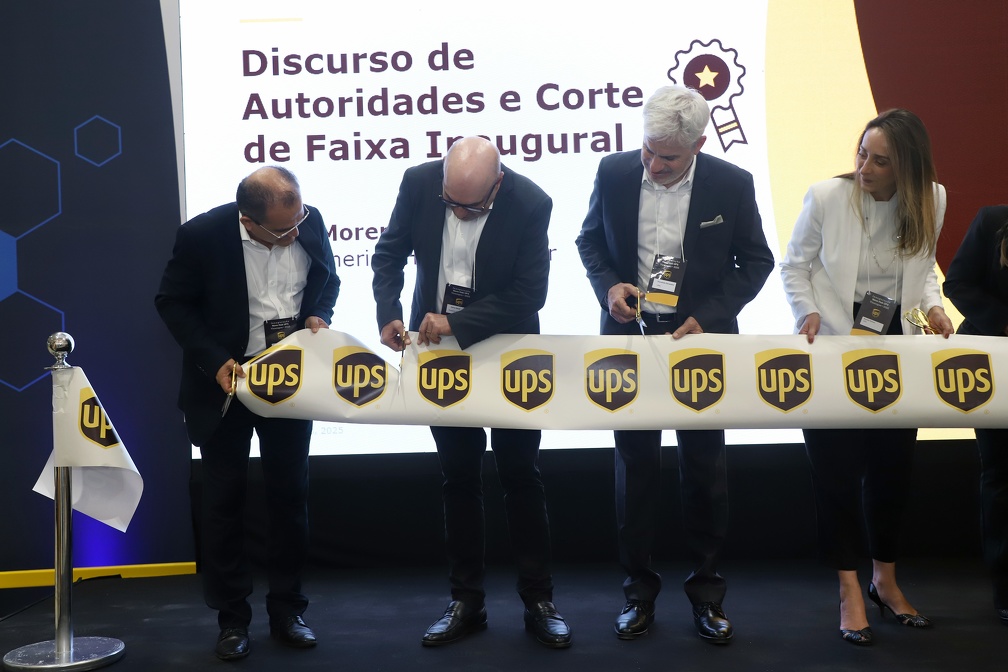 Prefeito Dário Saadi e representantes da UPS cortam faixa inaugural do novo hub logístico da empresa em Viracopos