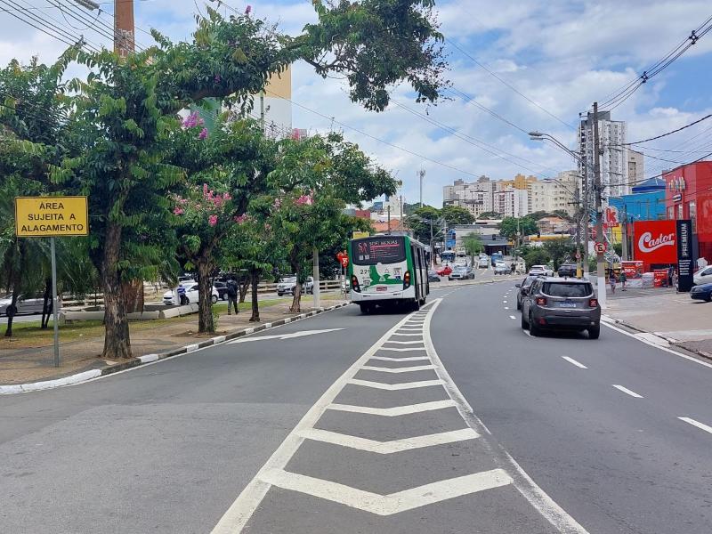 Avisos alertam os motoristas para evitar os locais em dias de chuva forte