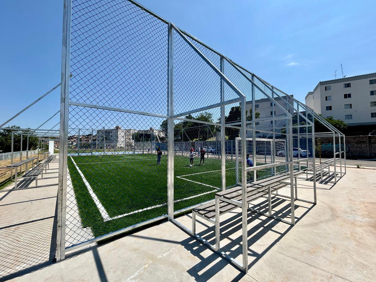 Areninha recebeu campo de futebol com grama sintética