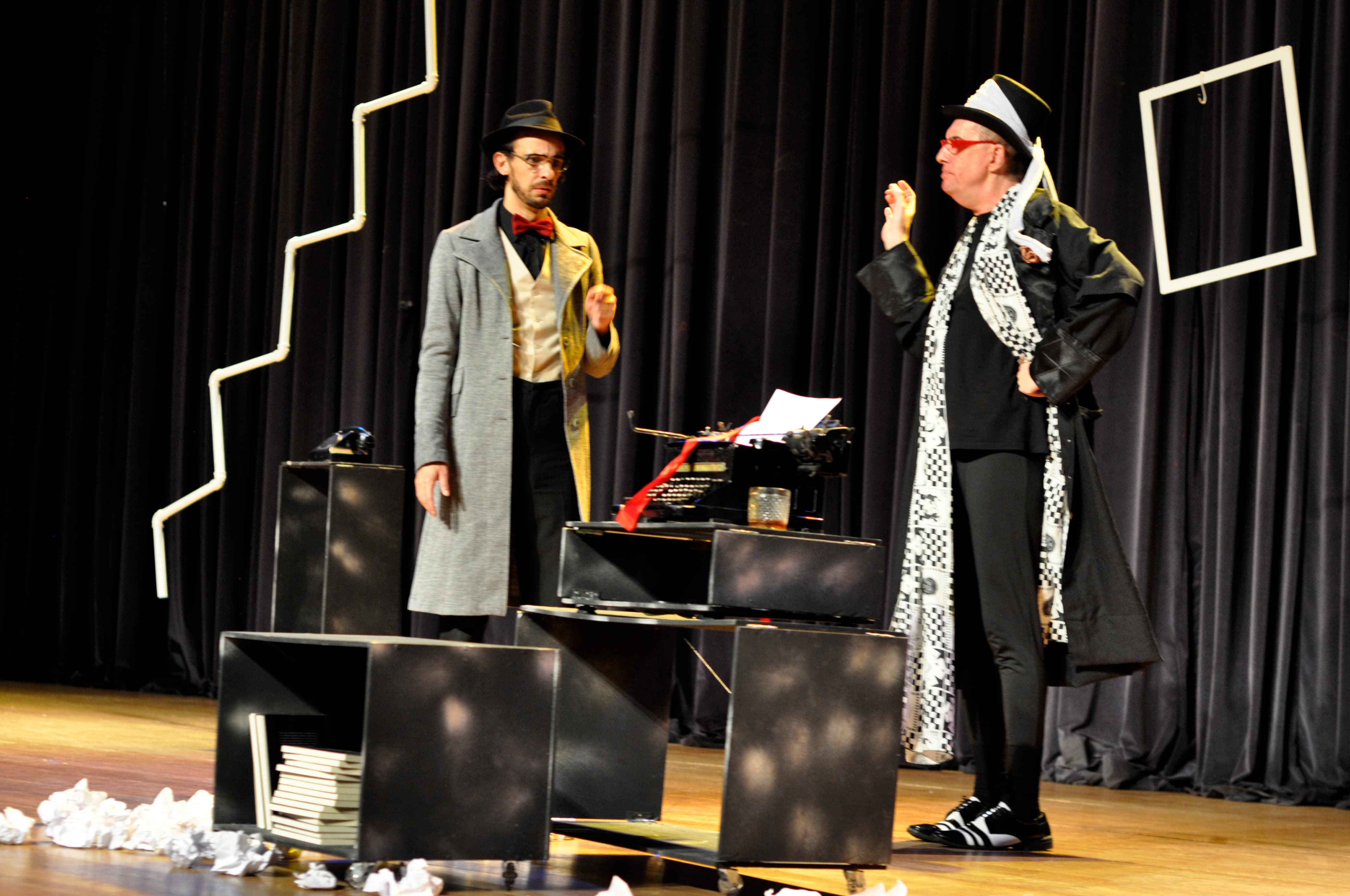 Confronto entre os personagens cria situações que transitam entre o humor, o absurdo e o suspense