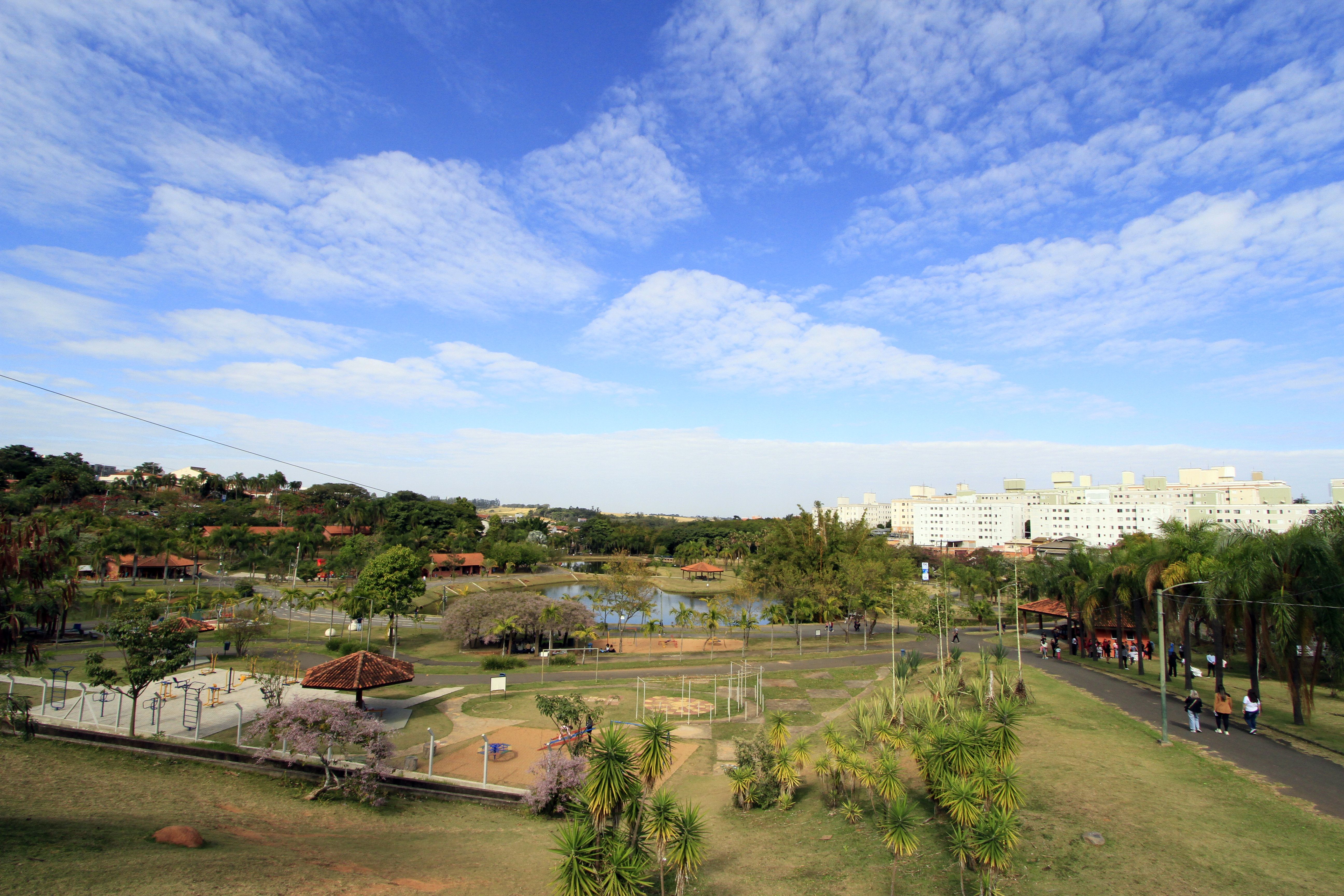 Localizado no Parque Jambeiro, o Parque das Águas proporciona espaço verde e lazer para toda a família