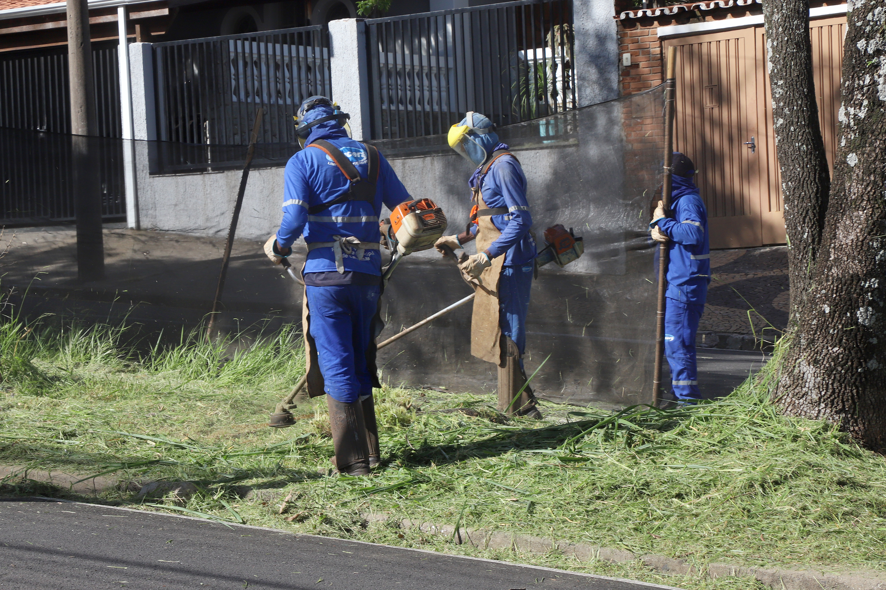 Entre os serviços a serem feitos no bairro estão limpeza e roçagem de canteiros centrais e praças