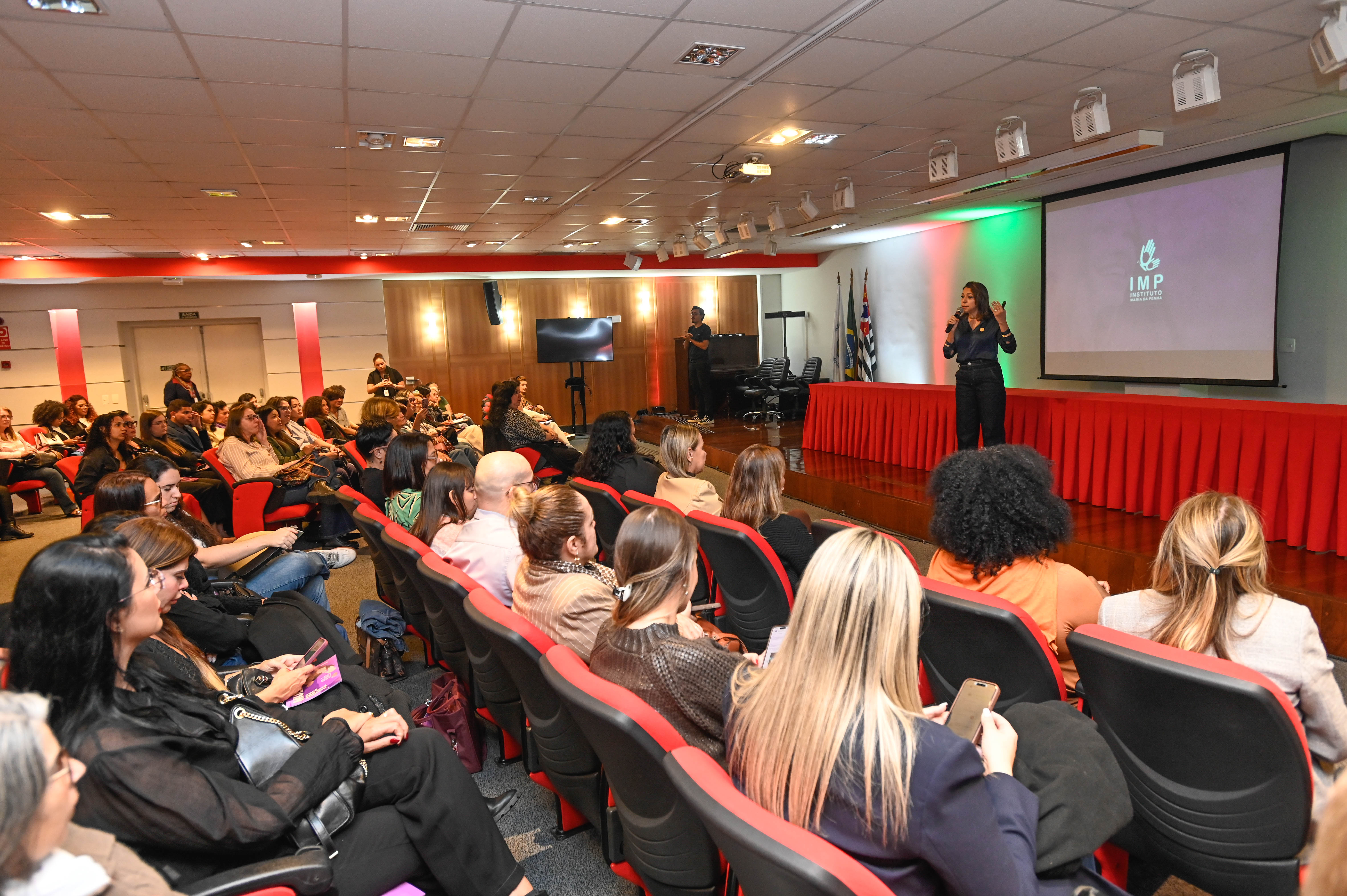 Palestra "Enfrentamento à violência contra a mulher e políticas públicas de denúncia", ministrada no dia 13/5, no auditório da Universidade Mackenzie
